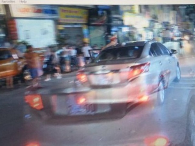 Bị tổ công tác kiểm tra, tài xế xe taxi dù kéo CSGT và ngã ra đường ăn vạ