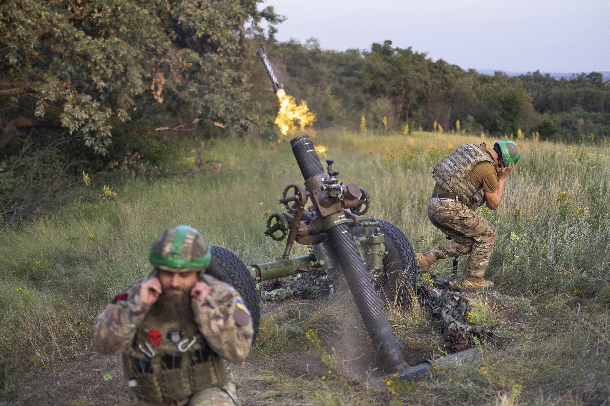 Lính Ukraine bắn súng phóng lựu ở Donetsk (ảnh: CNN)