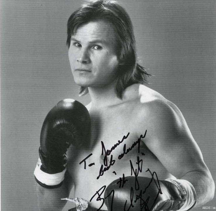 Siêu sao võ thuật 6 lần vô địch thế giới, đá Thành Long bay xuống đất