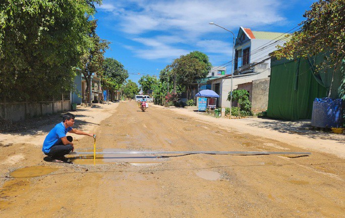 Mặt đường tỉnh lộ 525 hư hỏng, lồi lõm khắp nơi. Ảnh: Minh Anh