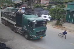 Clip: Xe tải suýt vạ lây bởi xe đạp và hành động ấm lòng