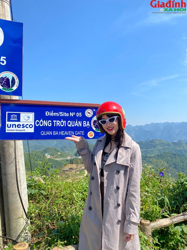 Cổng trời Quản Bạ nằm ở vị trí cao khoảng 1.500m so với mực nước biển. Đến đây, du khách sẽ được tận mắt thỏa sức chiêm ngưỡng trọn vẹn khung cảnh thị trấn Tam Sơn.