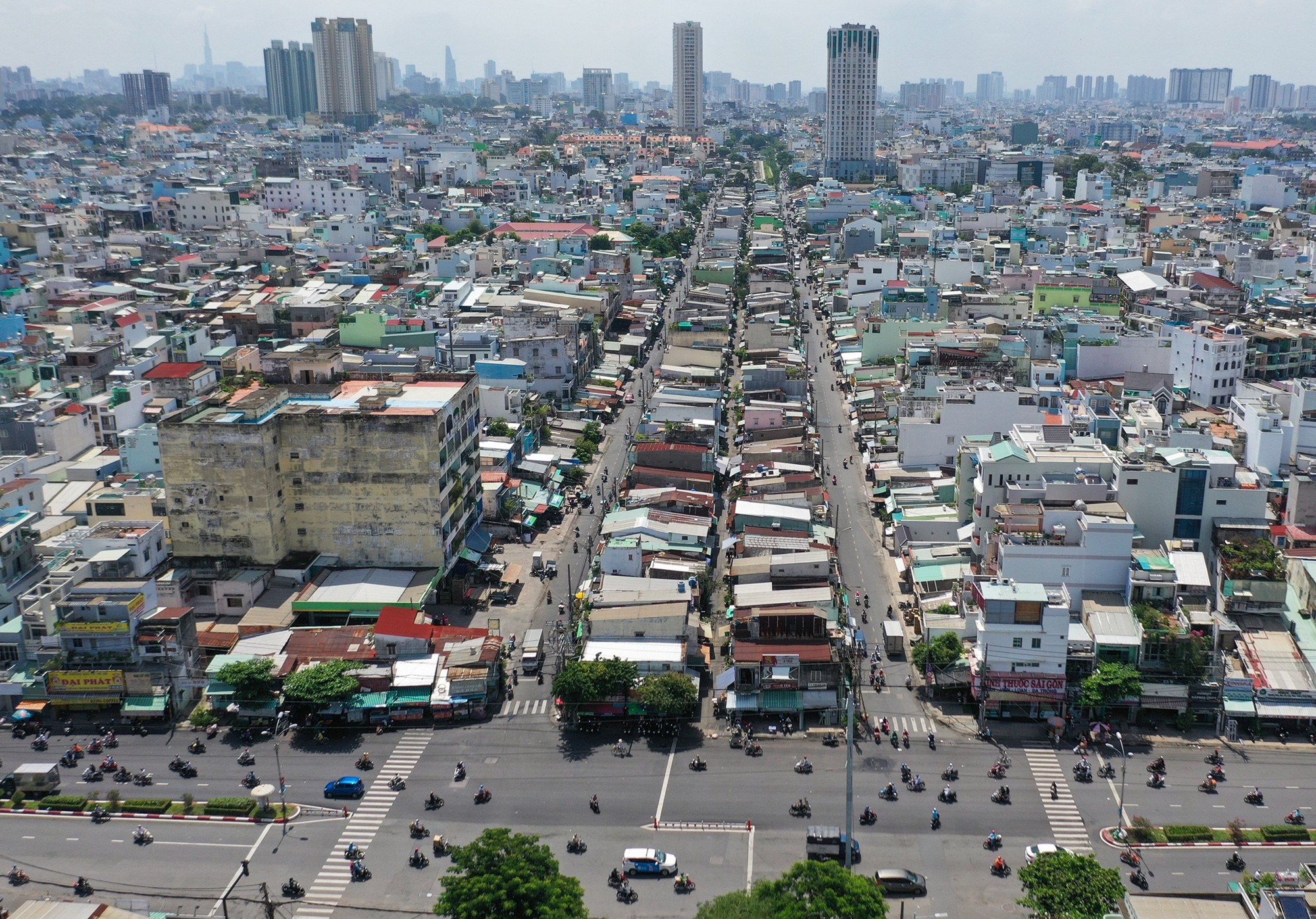 Kênh Hàng Bàng dài gần 2km, nối từ kênh Tân Hoá - Lò Gốm (quận 6) đến kênh Vạn Tượng ra kênh Tàu Hũ (quận 5). Năm 2000, đoạn kênh này bị lấp để lắp cống hộp do ô nhiễm nặng. Hiện những dãy nhà dân sinh sống san sát dọc bên đường Phan Văn Khoẻ và Bãi Sậy.