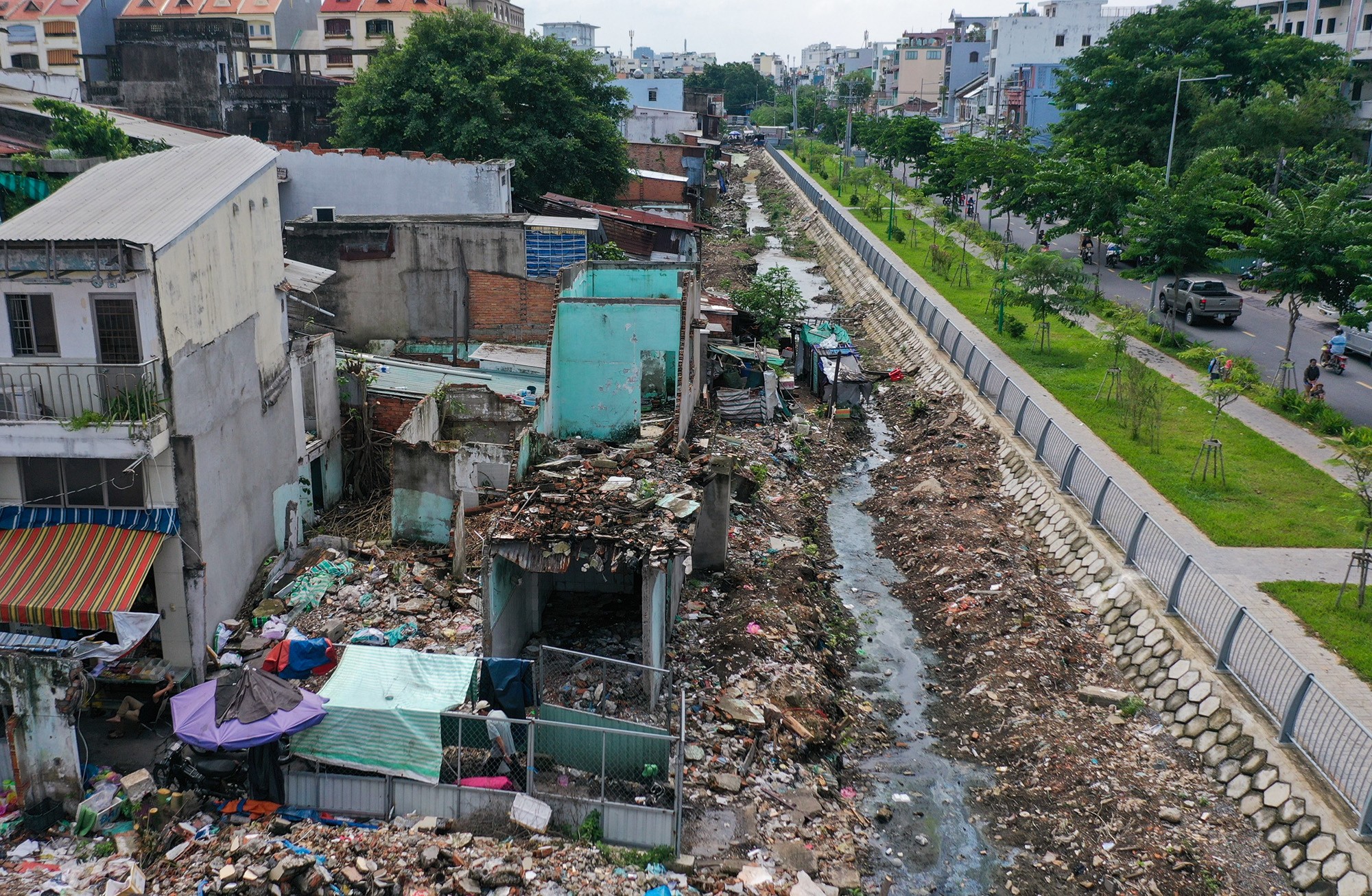 Giai đoạn 2, có 344 hộ dân bị ảnh hưởng, đến nay đã giải toả 256 hộ. Các trường hợp chưa đồng ý di dời vì cho rằng giá bồi thường thấp, hỗ trợ không đủ tiền mua nhà có vị trí tương ứng.