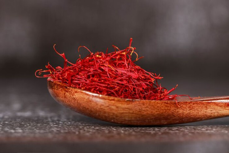 Nhụy hoa nghệ tây (11 – 46 triệu đồng/pound): Saffron thường được gọi là "vàng đỏ", đúng với biệt danh của nó cả về màu sắc và giá trị. Nó có nguồn gốc từ hoa nghệ tây, chỉ nở trong vài tuần vào mùa thu. Quá trình thu hoạch nghệ tây tốn nhiều công sức nên giá thành cao.
