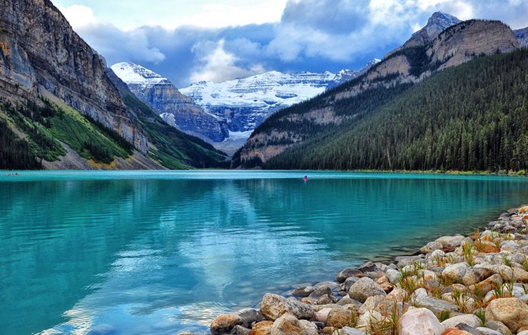 Banff, Canada: Thị trấn Banff và đặc biệt là làng Lake Louise là những nơi rất đáng chú ý. Nơi đây có hồ Louise vô cùng ấn tượng với những bức ảnh chụp mặt nước màu xanh ngọc bích, đỉnh núi và sông băng.