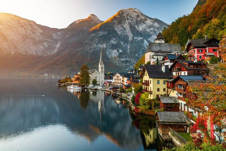 Hallstatt, Áo: Bạn có thể cảm thấy như mình đang sống trong một câu chuyện cổ tích khi nhìn thấy những bức ảnh về ngôi làng ven hồ Hallstatt đáng yêu này, nơi được&nbsp;UNESCO công nhận là&nbsp;Di sản Thế giới.