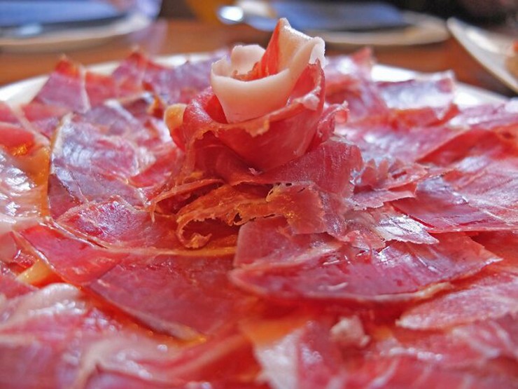 Thịt nguội Iberico (10 triệu đồng/kg) làm từ những con lợn thả rông và ăn sồi ở Tây Ban Nha. Nó có hương vị và kết cấu đặc biệt.
