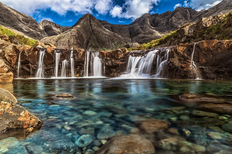 Bể bơi cổ tích, Scotland: Nếu bạn quan tâm đến một câu chuyện cổ tích ngoài đời thực, thì một cuộc phiêu lưu trong Fairy Pools trên Isle of Skye sẽ khiến bạn mê mẩn. Những hồ nước trong xanh dọc theo sông Brittle thu hút du khách từ khắp nơi trên thế giới đến thăm xứ sở thần tiên của Scotland này.