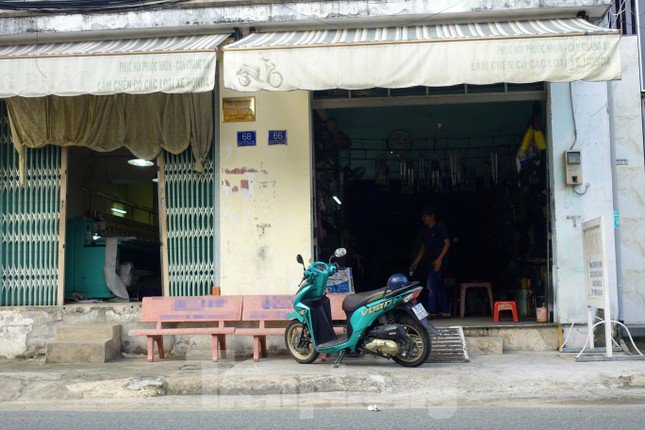 Một loạt ngôi nhà trên đường Dương Văn Cam (phường Linh Tây, TP Thủ Đức) phải nâng nền để tránh nước tràn vào nhà mỗi khi mưa lớn.