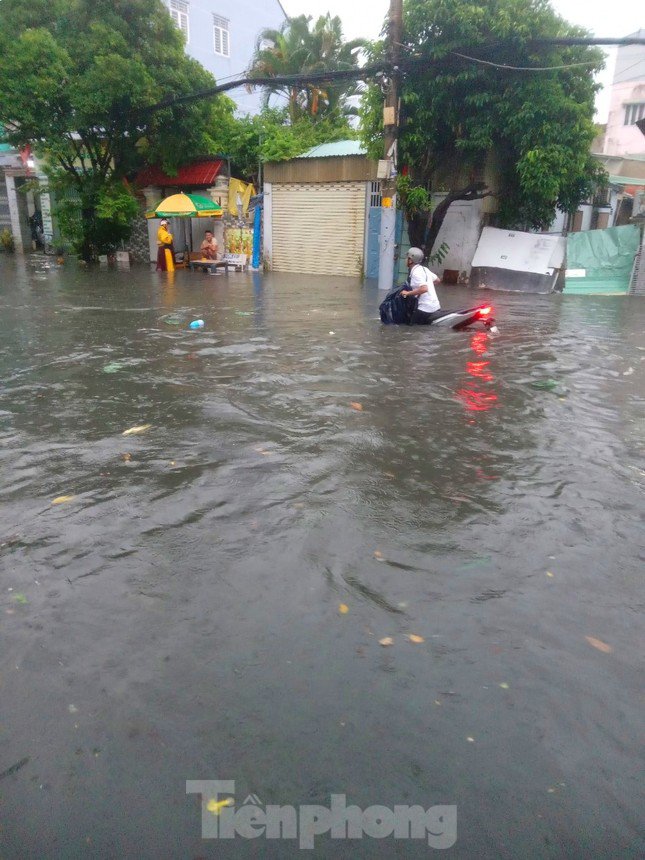 Đường Dương Văn Cam ngập như "biến thành sông" sau cơn mưa lớn cách đây gần 2 tuần. (Ảnh do người dân cung cấp)