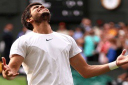 Nadal chúc mừng Alcaraz hạ Djokovic, lần đầu vô địch Wimbledon