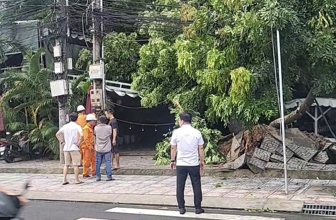 Thời điểm này, nhiều khách trong quán đã nhanh chóng tháo chạy nên may mắn không có thương vong về người.