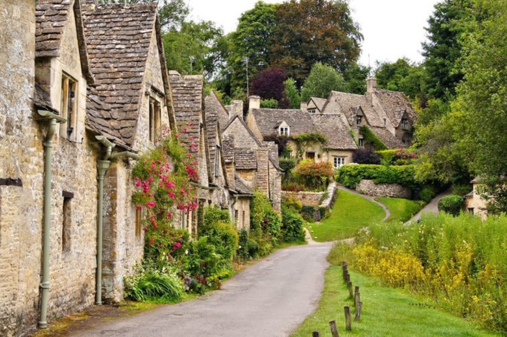 Bibury, Anh: Đây được coi là “ngôi làng đẹp nhất nước Anh”. Thị trấn nhỏ xinh&nbsp;này có những ngôi nhà cổ kính và nét duyên dáng mộc mạc như trong những câu chuyện cổ tích.