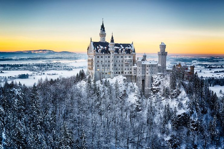 Lâu đài Neuschwanstein, Đức: Lâu đài Neuschwanstein thực sự là nguồn cảm hứng trong nhiều&nbsp;bộ phim nổi tiếng của Disney. Trên đỉnh núi tuyết phủ trắng xóa vào mùa đông, chúng ta có thể hình dung đây là ngôi nhà lý tưởng của Nữ hoàng Elsa trong bộ phim ăn khách "Frozen".