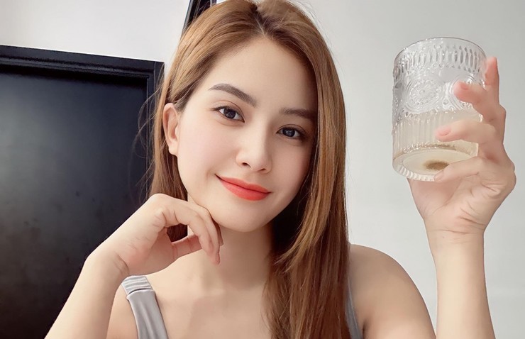 Cô cũng rất chú trong chăm sóc làn da, mái tóc bằng việc skincare đều đặn mỗi ngày và uống nhiều nước.
