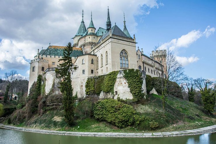 Lâu đài Bojnice, Slovakia: Lâu đài có từ thời trung cổ này có mọi thứ mà những người yêu thích truyện cổ tích hằng mong muốn, từ những ngọn tháp cao đến hào nước lung linh.