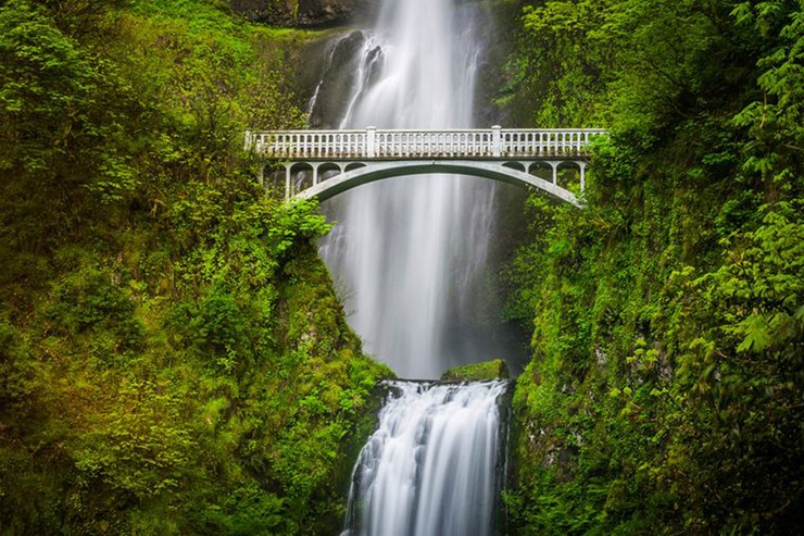 Thác Multnomah, Mỹ: Hình ảnh cây cầu trải dài trên thác nước thật lý tưởng cho một câu chuyện cổ tích. Hãy thực hiện một chuyến đi đến Oregon để có khoảnh khắc lãng mạn như trong tiểu thuyết.