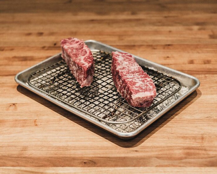 Bò Wagyu (5 triệu đồng/pound) thường được ca ngợi là viên ngọc quý của thế giới thịt. Thịt rất béo, như tan chảy trong miệng bạn khi được nấu đúng cách.
