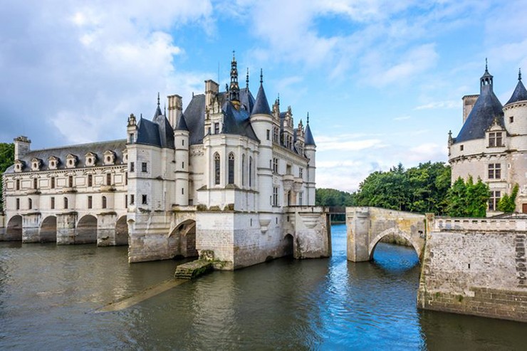 Château de Chenonceau, Pháp: Versailles không chỉ là một lâu đài tráng lệ, mà còn có trang viên lộng lẫy trải dài trên sông Cher và có những khu vườn tuyệt đẹp, mở cửa cho du khách tham quan.