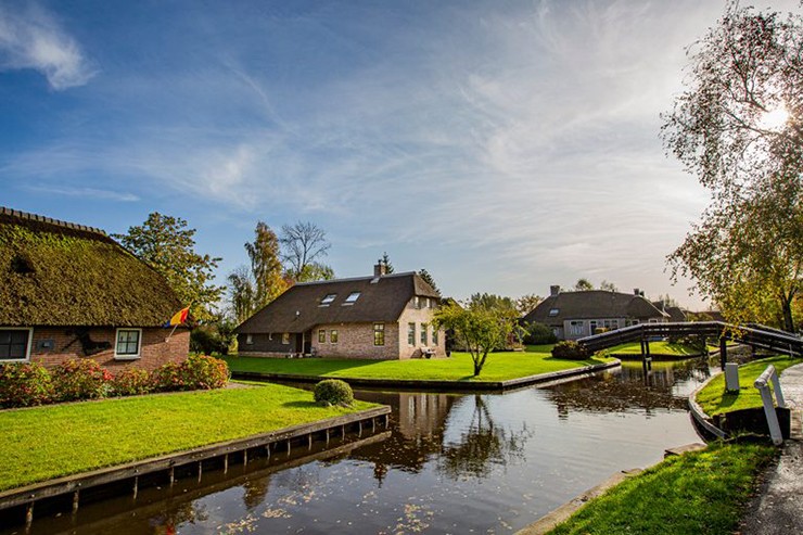 Giethoorn, Hà Lan: Thị trấn huyền diệu Giethoorn là&nbsp;nơi có những con đường được làm bằng nước. Như thể một câu chuyện cổ tích, Giethoorn nằm trong Công viên Quốc gia Weeribben-Wieden và cách Amsterdam khoảng 120km về phía bắc này sẽ mang lại cho du khách những trải nghiệm tuyệt vời.