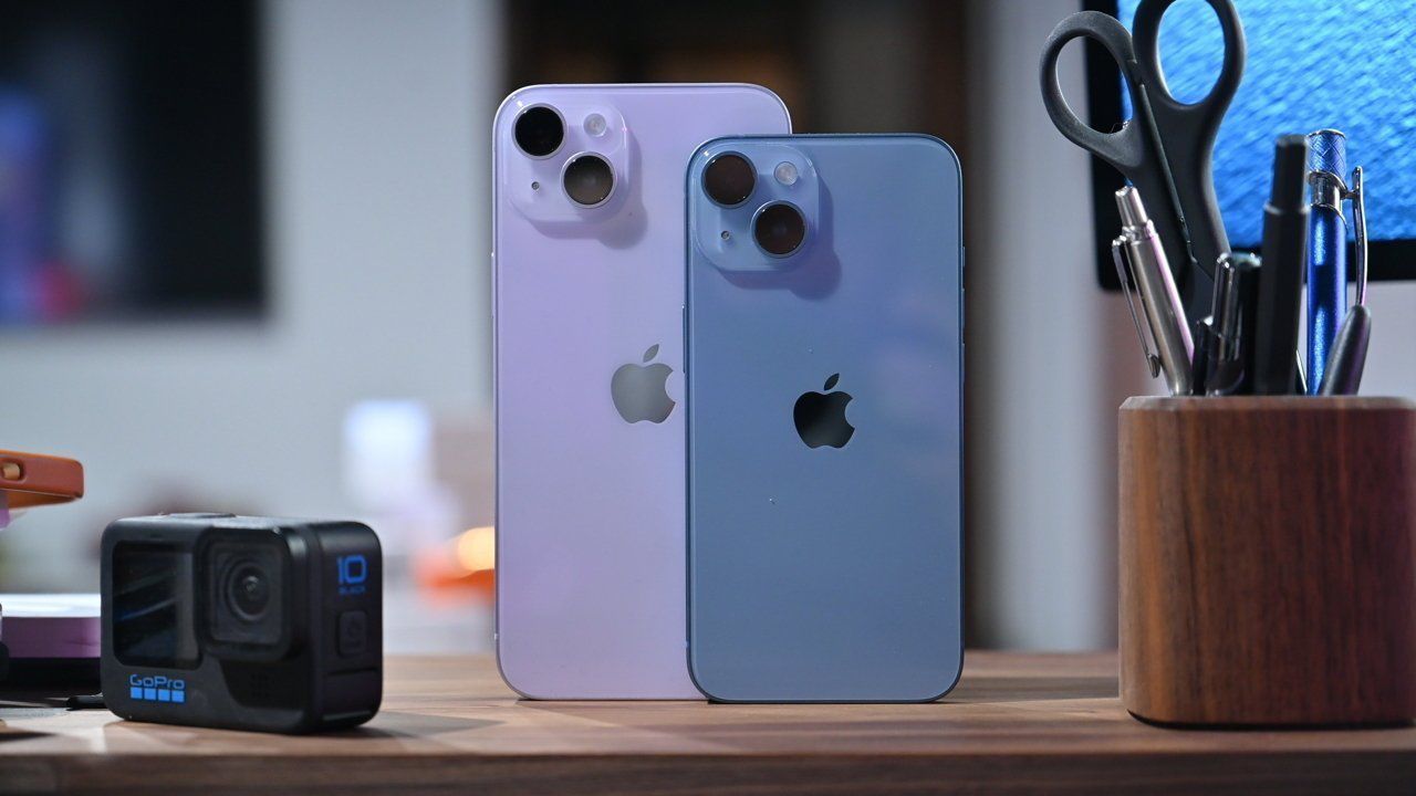 iPhone 14 Plus trắng và iPhone 14 màu xanh dương.