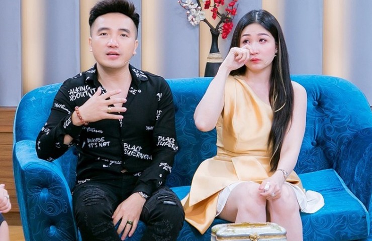 Chia sẻ trong 1 talkshow, Triệu Ái Vy cho biết cô đã khóc rất nhiều vì chuyện này. Tưởng chừng tan vỡ nhưng thấy sự chân thành của ông xã, cô đã quyết định tha thứ.
