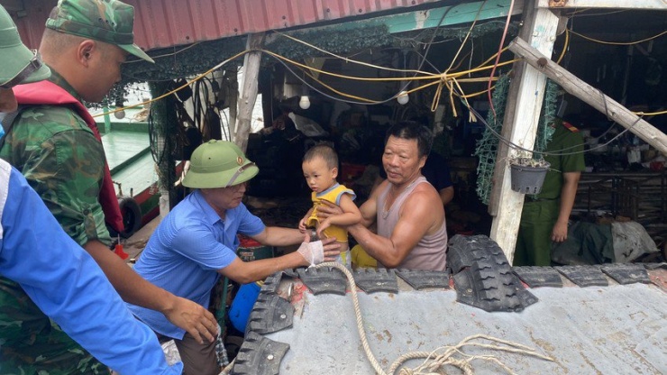 Chính quyền huyện Cát Hải, Hải Phòng đưa người dân sống trên các bè nuôi trồng thuỷ sản lên bờ