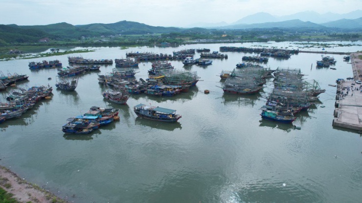 Tàu, thuyền về tránh trú bão tại huyện Hải Hà, Quảng Ninh