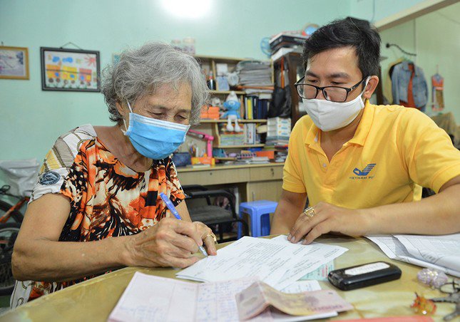 Ngày trả lương hưu, trợ cấp hằng tháng của tháng 8 sẽ lùi từ ngày mùng năm sang ngày 14 để chi trả theo mức lương hưu mới tăng từ tháng 7 (Ảnh minh họa).