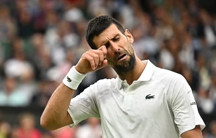 Djokovic nhận án phạt nặng vì lỗi đập vợt vào cột lưới