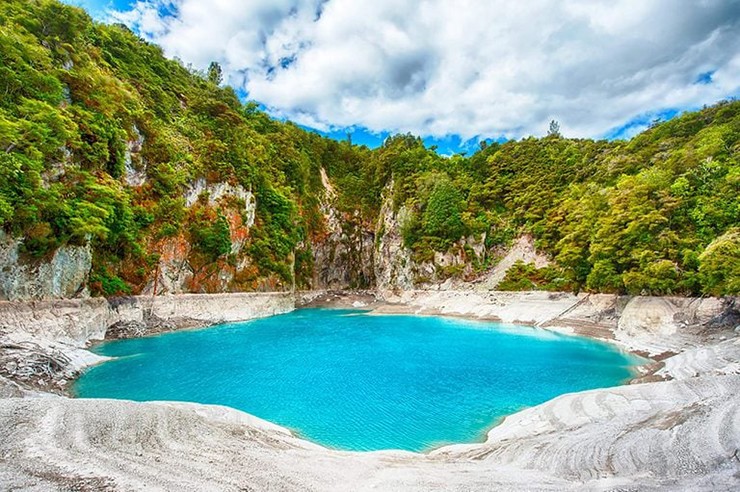 Hồ miệng núi lửa Inferno -&nbsp;New Zealand: Nằm trong Thung lũng Rạn nứt Núi lửa Waimangu ở New Zealand, Hồ miệng núi lửa Inferno là suối nước nóng lớn nhất thế giới. Vì miệng núi lửa Inferno được kết nối với hồ Frying Pan nên nhiệt độ và mực nước của chúng phụ thuộc vào vị trí trong chu kỳ hệ thống thủy nhiệt 38 ngày độc đáo. Khi mực nước của Inferno Crater xuống thấp, hồ có màu xám xịt. Khi mức nước cao, hồ lấp lánh với màu xanh da trời đậm.
