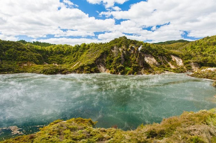 Frying Pan Lake - New Zealand: Đây là một trong những suối nước nóng lớn nhất thế giới. Nhiệt độ của hồ nằm trong khoảng từ 50°C - 60°C&nbsp;và có độ sâu tối đa là 20m.&nbsp;
