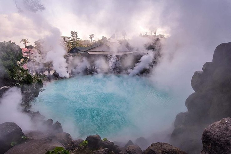 Umi Jigoku - Nhật Bản: Trong số 8 suối nước nóng ở "địa ngục Beppu" của&nbsp;Nhật Bản, Umi Jigoku (Địa ngục biển) là một trong những suối nước nóng đẹp nhất. Được bao quanh bởi những khu vườn rộng rãi, suối nước nóng này có lịch sử hơn 1.300 năm trước khi núi Tsurumi, một ngọn núi lửa gần đó, phun trào.
