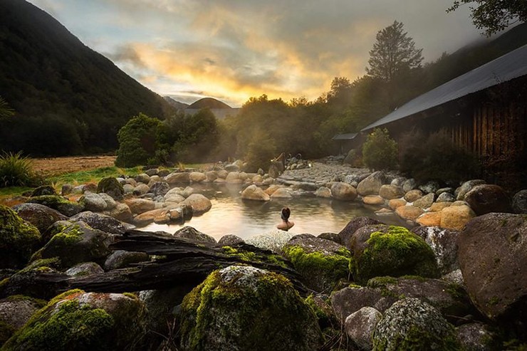 Suối nước nóng Maruia - New Zealand: Được bao quanh bởi phong cảnh tuyệt đẹp của dãy núi Alps phía Nam, suối nước nóng Maruia nằm trong Công viên Quốc gia Lewis Pass của Đảo Nam. Nhiệt độ trung bình của chúng dao động từ 35°C - 42°C, khiến nơi đây trở thành điểm thư giãn hoàn hảo cho cả người dân địa phương và khách du lịch.
