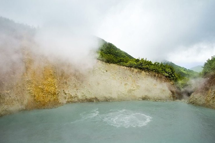 Boiling Lake&nbsp;- Dominica: Nằm trong Công viên quốc gia Morne Trois Pitons ở Dominica, Boiling Lake là suối nước nóng lớn thứ 2 trên thế giới. Nếu bạn có kế hoạch đến thăm nơi này, hãy nhớ mang giày thể thao bởi chỉ có thể đến được Boiling Lake bằng một chuyến đi bộ dài 12km.
