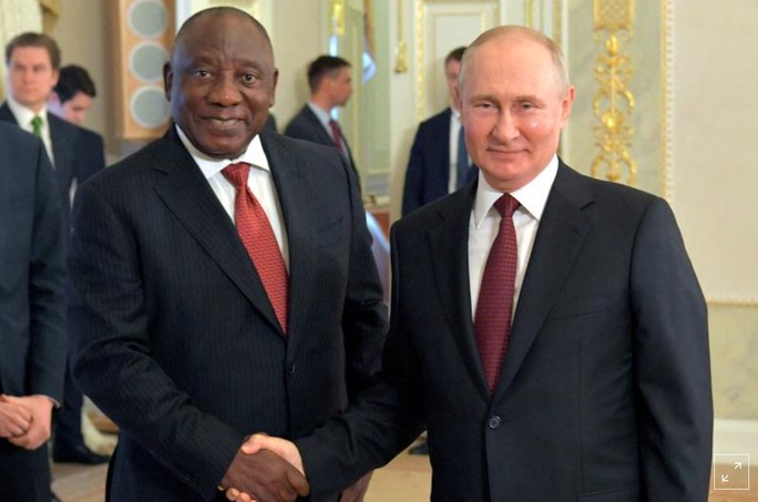 Tổng thống Nam Phi Cyril Ramaphosa bắt tay với Tổng thống Nga Vladimir Putin tại Nga hồi tháng 6-2023. Ảnh: Reuters