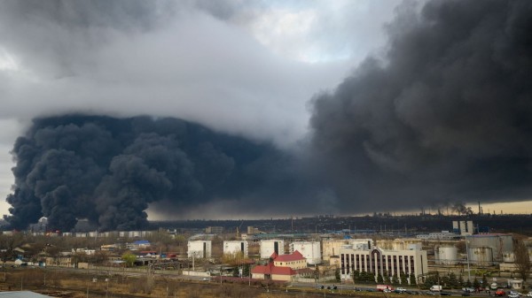 Cột khói khổng lồ bốc lên ở Odessa sau cuộc tập kích của Nga hồi năm ngoái. Ảnh: GettyImages