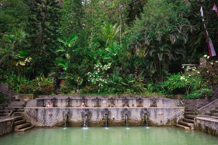 Suối nước nóng Banjar - Bali: Điều đầu tiên bạn sẽ nhận thấy về suối nước nóng Banjar là sắc vàng và đỏ vô cùng nổi bật do hàm lượng lưu huỳnh cao của nước. Đây cũng là lý do suối nước nóng này nổi tiếng với khả năng trị liệu.
