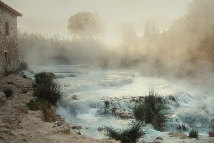 Terme di Saturnia - Ý: Nước trong con suối 3.000 năm tuổi này bắt đầu cuộc hành trình khá dài chảy xuống từ sườn núi Amiata của Tuscany. Từ đó, nó đi theo một lộ trình ngầm, từ từ lọc vào bể nhiệt&nbsp;thông qua các vết nứt nhỏ trên đá. Phải mất 40 năm để dòng nước đến đích cuối cùng.
