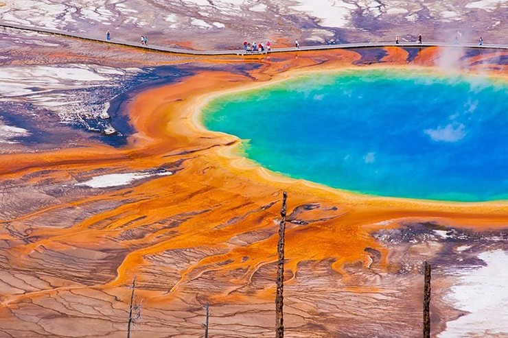 Grand Prismatic Spring - Wyoming, Mỹ: Nằm trong Công viên Quốc gia Yellowstone, Grand Prismatic Spring là suối nước nóng lớn thứ 3 trên thế giới. Màu sắc mê hoặc với tông cam, vàng, xanh lá cây và xanh lam khiến suối nước nóng nổi tiếng này vô cùng thu hút.
