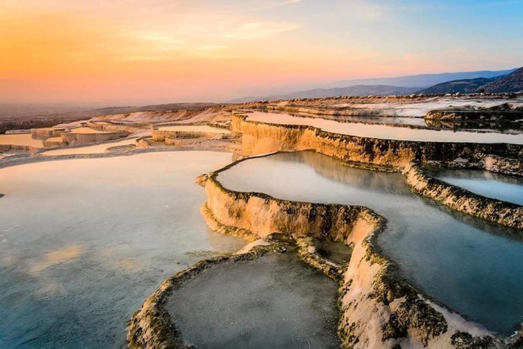 Pamukkale - Thổ Nhĩ Kỳ: Pamukkale, tiếng Thổ Nhĩ Kỳ có nghĩa là “Lâu đài bông”, là điểm thu hút khách du lịch được ghé thăm nhiều nhất ở quốc gia này. Những con suối gần như “treo” vào một bên vách đá, tạo nên một hiện tượng tự nhiên kỳ thú.
