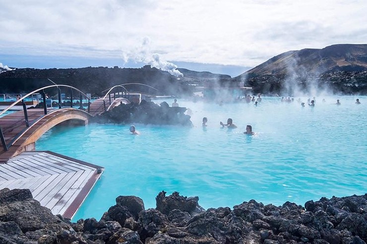 Blue Lagoon&nbsp;- Iceland: Nằm trên cánh đồng dung nham 800 năm tuổi ở Iceland, Blue Lagoon thực sự là một kỳ quan thiên nhiên. Đầm phá chứa 9 triệu lít nước biển địa nhiệt, có nhiệt độ từ 36°C - 39°C. Ở ranh giới dưới lòng đất của dung nham xốp với sức nóng thiêu đốt này, nước biển và nước ngầm hội tụ, tạo ra một chất lỏng hỗn hợp được gọi là nước biển địa nhiệt cực kỳ lý tưởng để thư giãn.
