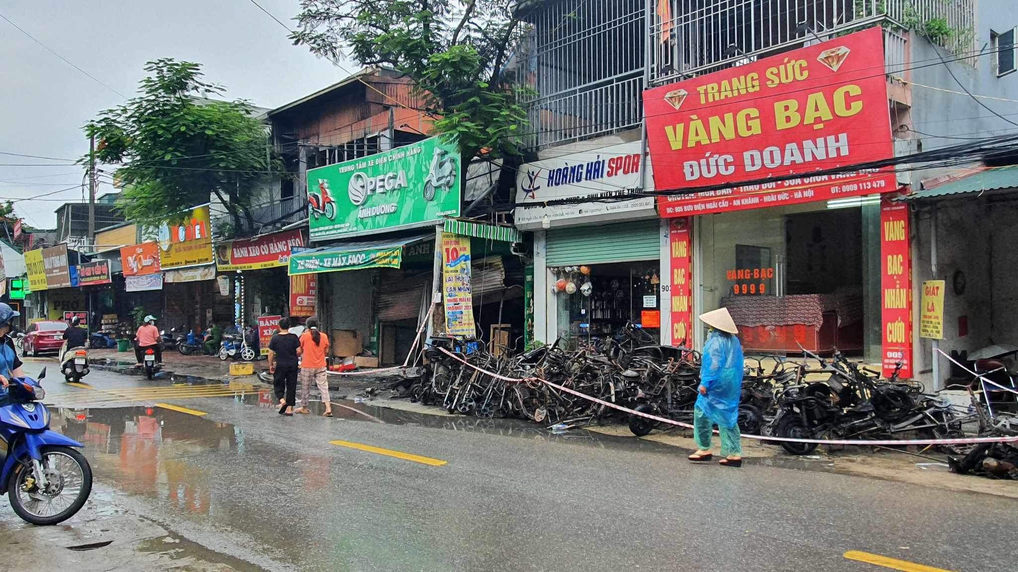 Ngôi nhà xảy ra cháy là địa điểm anh T.D.Q. thuê của một người dân sinh sống trên địa bàn thôn Ngãi Cầu (xã An Khánh) để kinh doanh xe điện.