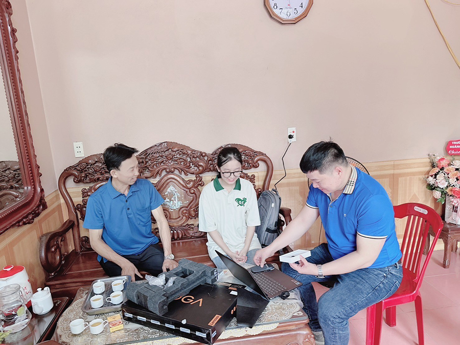 Vừa công bố điểm thi THPT, Thế Giới Di Động đã tặng ngay quà cực “xịn” cho Tân thủ khoa - 2