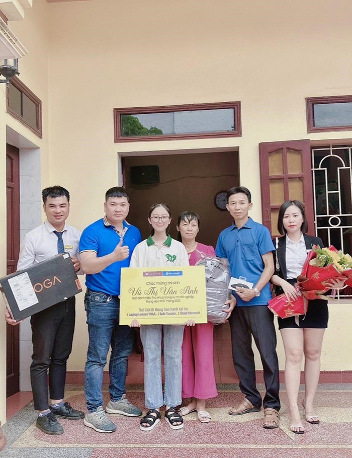 Vừa công bố điểm thi THPT, Thế Giới Di Động đã tặng ngay quà cực “xịn” cho Tân thủ khoa - 1