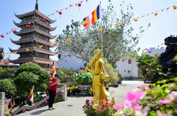 Tuy niên đại chưa phải là quá cổ, nhưng chùa Vĩnh Nghiêm là công trình kiến trúc Phật giáo độc đáo của TP.HCM, thu hút đông đảo tăng ni phật tử đến nghiên cứu phật học, nhân dân đến tham quan, thực hiện nghi lễ truyền thống và khách du lịch nước ngoài đến tham quan.