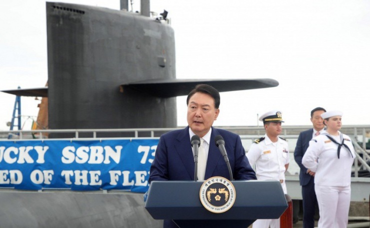 Tổng thống Hàn Quốc thăm tàu ngầm hạt nhân Mỹ, cảnh báo rắn Triều Tiên - 1
