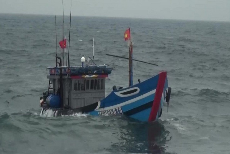 Chìm tàu câu mực, 2 ngư dân Bình Định mất tích - 1