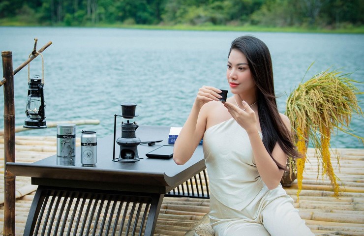 Trang phục của Kim Duyên đậm nét truyền thống với áo yếm được thiết kế từ mảnh vải vuông.
